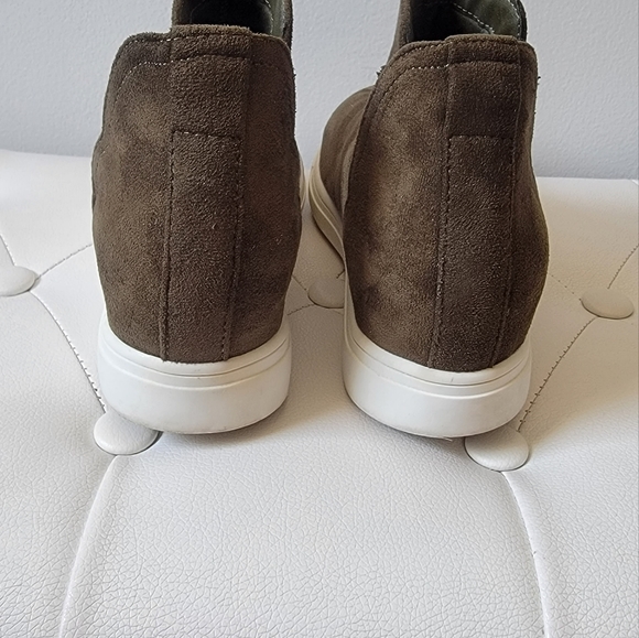 CUSHIONAIRE Women's Hero Hidden Wedge Sneaker Size 8 1/2M - Picture 4 of 15